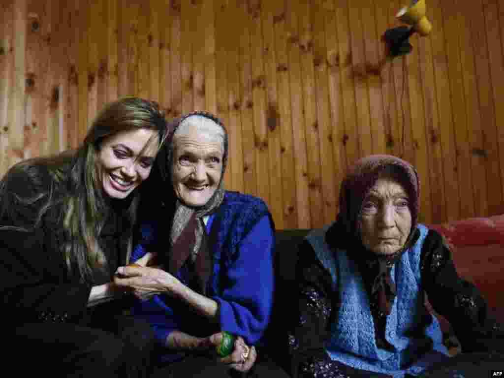 Actress and UN goodwill ambassador Angelina Jolie meets with Bosnian refugees in Rogatica, east of Sarajevo. - Photo by UNHCR / AFP