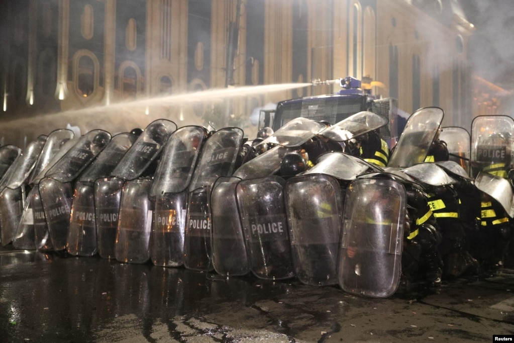 Полиция использует водомет в Тбилиси
