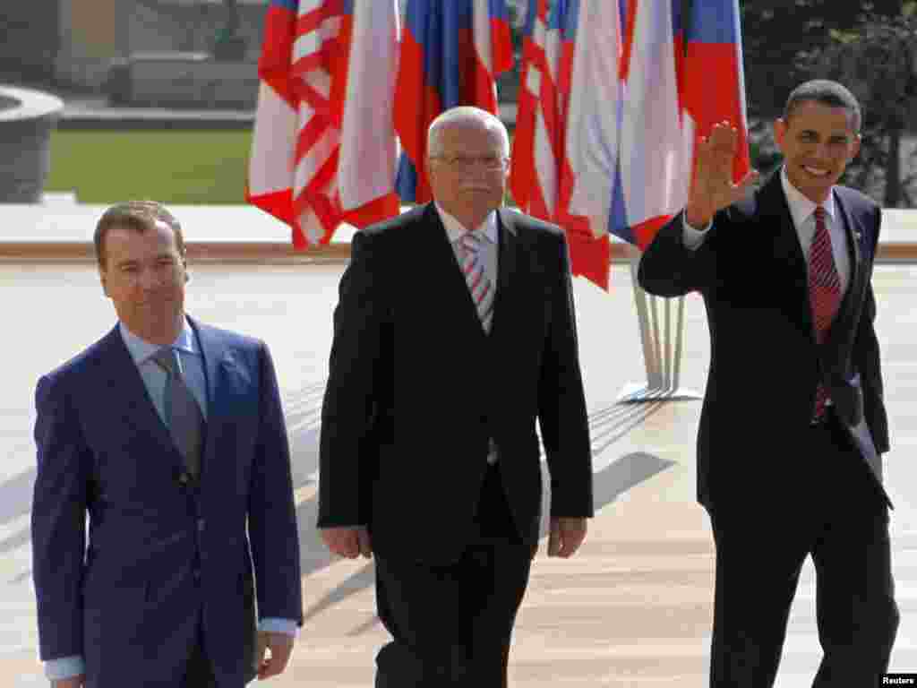  باراک اوباما (راست) ، رییس جمهور آمریکا، واسلاو کلاوس، رئيس جمهوری چک و دمیتری مدودف، رییس جمهور روسیه 