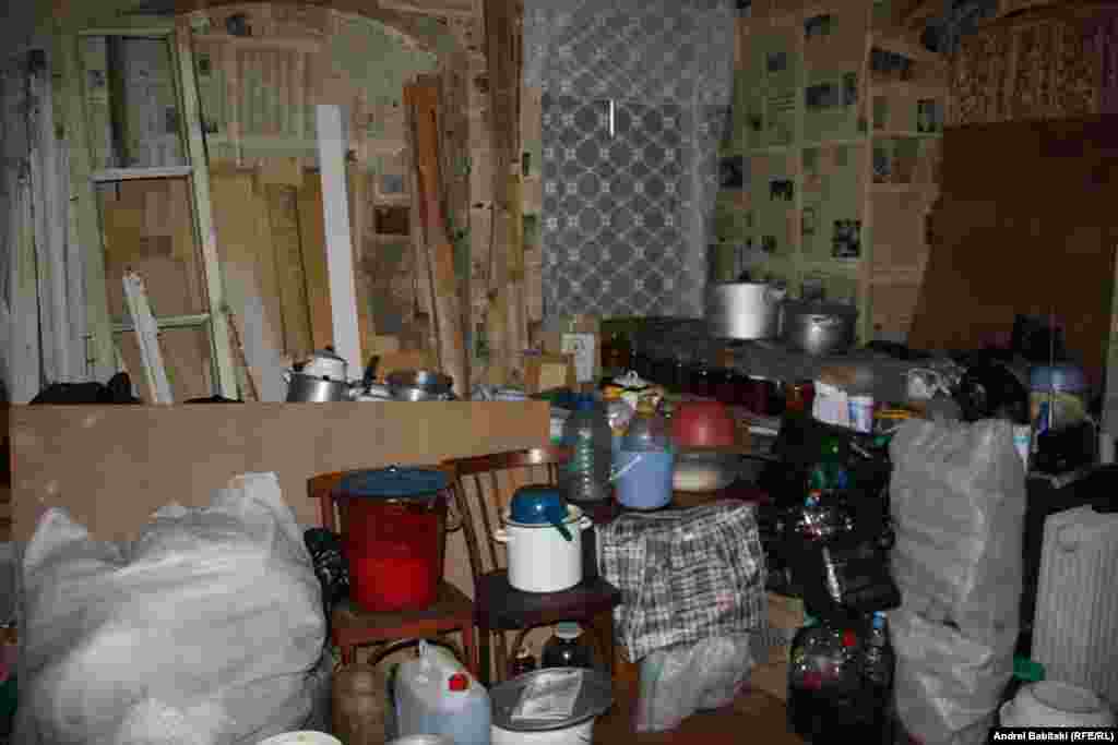 Внутри живут люди - Жители Цхинвали, потерявшие жилье, боятся, что и третью зиму они проведут в непригодных для жизни условиях.