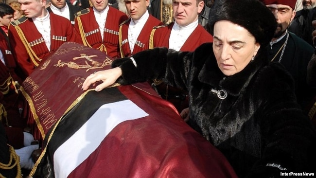 Манана Арчвадзе-Гамсахурдия, вдова бывшего президента Грузии Звиада Гамсахурдия, во время его перезахоронения в Тбилиси, 2007 г.