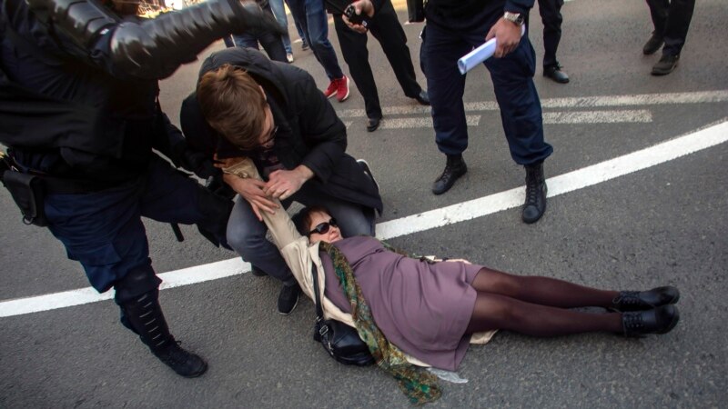 Санкт-Петербургдагы акцияга чыккан эки активист он күнгө камалды