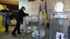 Голосування на одній з виборчих дільниць у Слов’янську Донецької області під час виборів парламенту України, 26 жовтня 2014 року