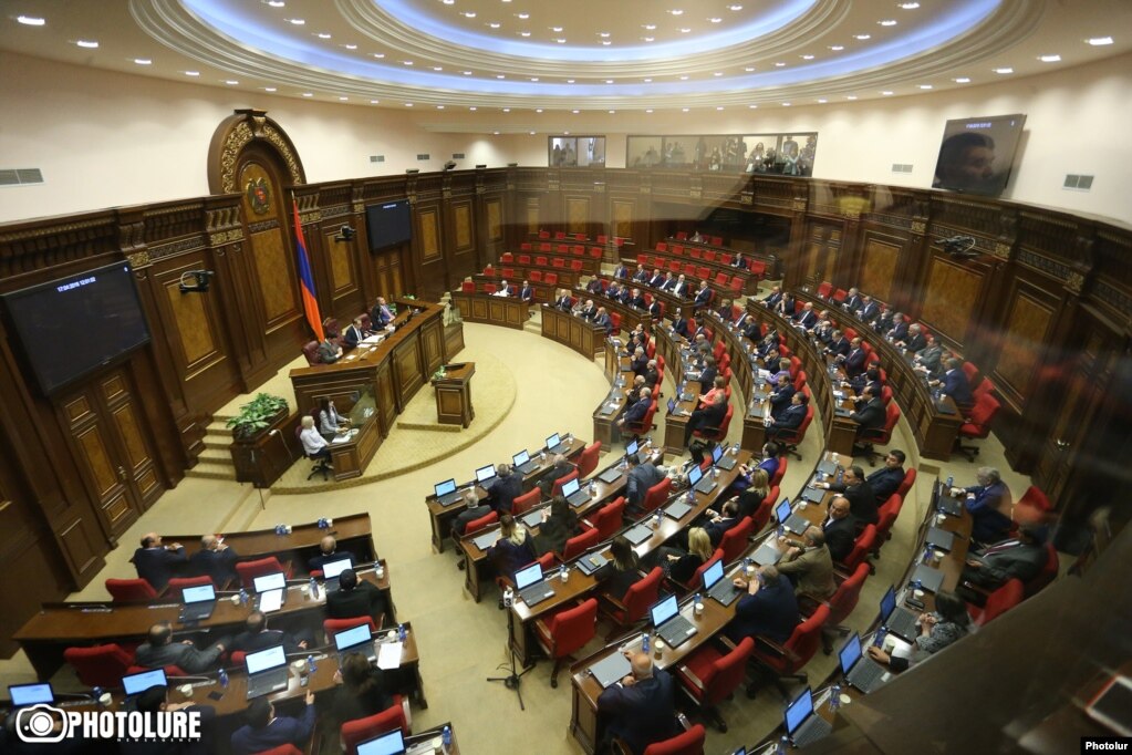 На спеціальному засіданні Національних зборів Вірменії 76 голосами «за» та 17 «проти» Сержа Сарґсяна призначили новим прем’єр-міністром Вірменії. Тепер він – найвпливовіша особа країни, внаслідок конституційної реформи 2005 року
