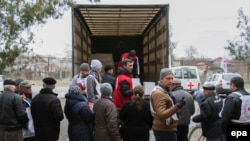 Місцеві жителі отримують гуманітарну допомогу від Міжнародного комітету Червоного Хреста (МКЧХ) в селі Павлопіль біля Маріуполя, 17 березня 2016 року