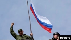 به اهتزاز درآمدن پرچم روسیه بر فراز پایگاه نیروی دریایی اوکراین در سواستوپول