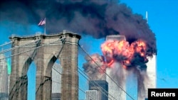 Горящие башни-близнецы в Нью-Йорке после атаки террористов