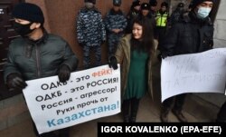 Під час акції протесту біля парламенту Киргизстану проти відправки до Казахстану киргизьких військових в рамках Організації договору про колективну безпеку (ОДКБ). Бішкек, 7 січня 2022 року