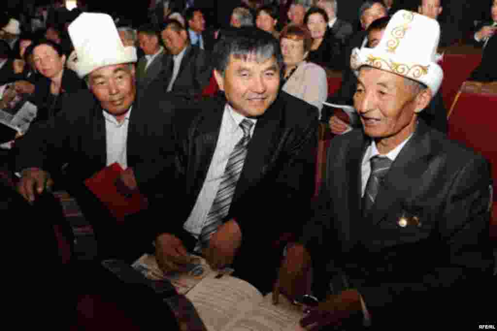 Курултай жетекчиликтин бир жыл ичиндеги аткарылган иштер боюнча баяндамаларын угуп, чечимдерди кабыл алды. - Kyrgyzstan - Congress of Pro-Presidential Party “Ak jol” to nominate K.Bakiev to Presidential Election. 1May2009