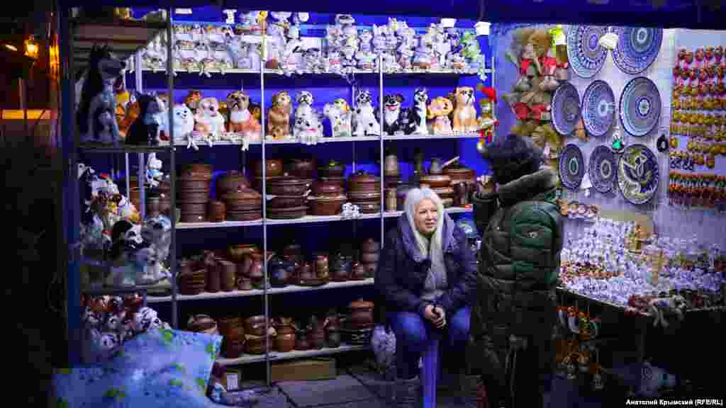 На міському ярмарку торгують глиняними фігурками собак – символом 2018 року за східним календарем