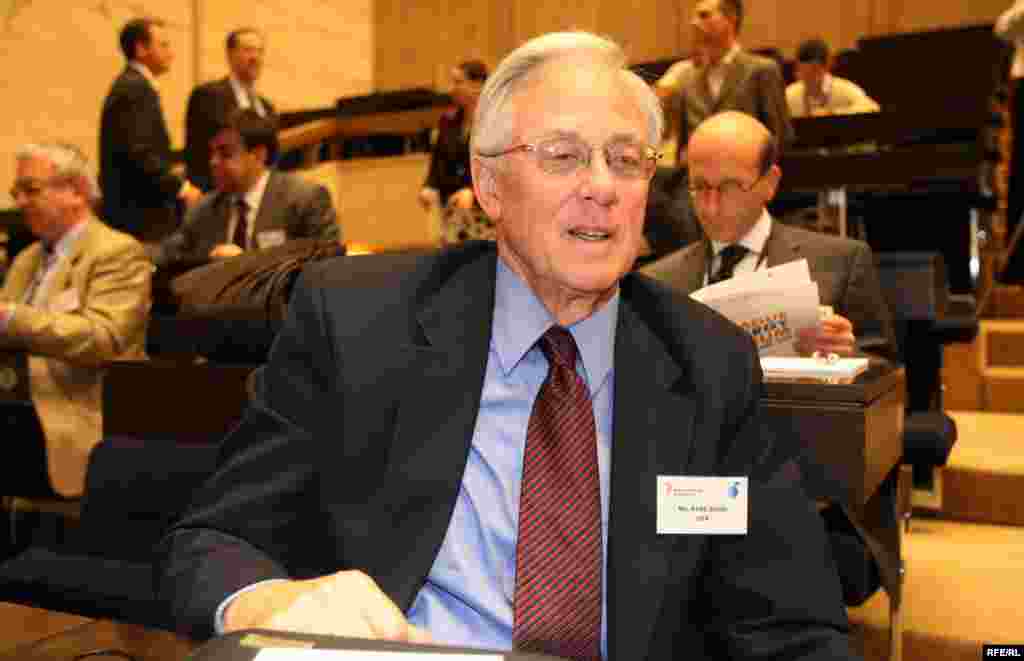 Former U.S. Ambassador to Lithuania Keith Smith told the Energy Forum that the best way for Russia to boost its own energy security and win the confidence of its partners is by improving transparency in its energy sector....(more)