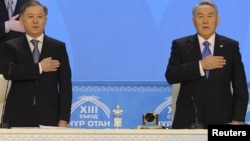 Нурлан Нигматулин, спикер мажилиса (слева) и президент Казахстана Нурсултан Назарбаев на съезде партии "Нур Отан".