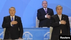 Президент Нұрсұлтан Назарбаев (сол жақта) "Нұр Отан" партиясының съезінде. Оның қатарында тұрған - сенат спикері Қасым-Жомарт Тоқаев. Астана, 11 ақпан 2011 жыл