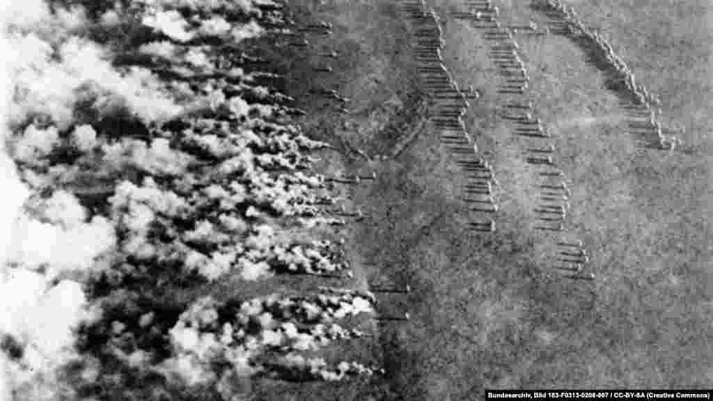 Момент газовой атаки германской армии. Фото сделано с русского самолета в 1916 году