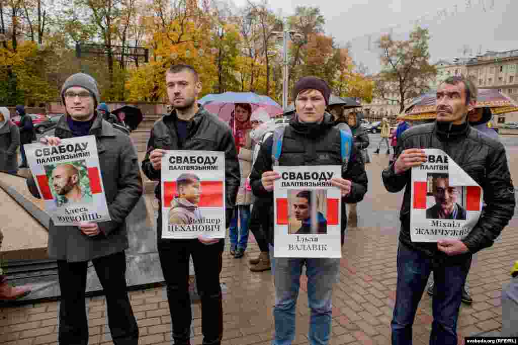 Протестующие несли плакаты с надписями, призывающими к освобождению политических заключенных.