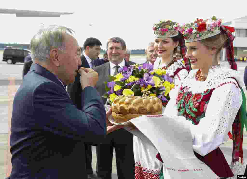 Нурсултан Назарбаеў каштуе хлеб-соль.