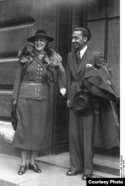 Germaine Lubin cu Herbert von Karajan la Paris în 1941 (foto: Bundesarchive)