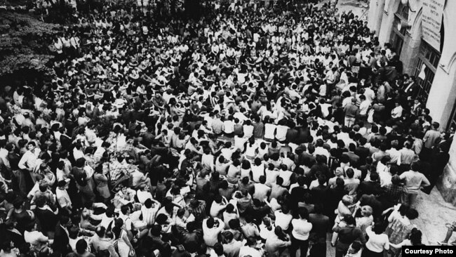 Studentske demonstracije ispred Rektorata Univerziteta u Beogradu, juni 1968.