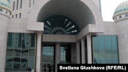 Вход в здание сената парламента Казахстана.