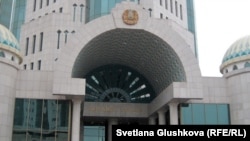 Главный вход в здание сената парламента Казахстана.
