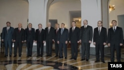 Tineri și proaspăt post-sovietici. Lideri din CSI la Moscova în aprilie 1998. Armeanul Kocearian este al doilea din stânga.