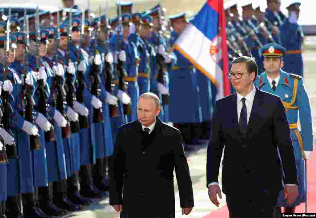 Predsedniku Rusije Vladimiru Putinu priređen je svečani doček ispred Palate Srbija na Novom Beogradu, uz intoniranje himni dve države i ispaljivanje počasnih plotuna.