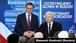 Премьер-министр Польши Матеуш Моравецкий (слева) и вице-премьер, лидер партии "Право и справедливость" Ярослав Качиньский. Варшава, Польша, 21 октября 2018 года
