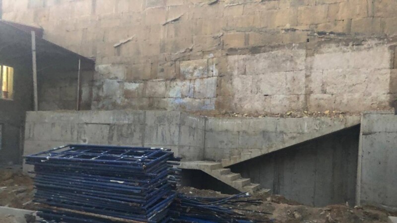 В Дербенте строительная компания залила бетоном часть стены крепости 