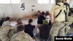 24-річний узбецький бойовик, який має позивний Абу Убайда аль-Мадані, читає лекцію іншим бойовикам