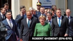 Angela Merkel, odlazeća njemačka kancelarka, svojim čvrstim proevropskim stavom smatrana je stubom EU. Stoga se za vreme posle nje vezuju i strahovi za budućnost Evropske unije. Na fotografiji Merkel okružena nekim od EU lidera tokom samita u Bukureštu 19. maja 2019. 