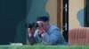 کیم جونگ او، رهبر کره شمالی، در حال تماشای یکی از آزمایش‌های موشکی