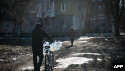 Местные жители в Донецке. 17 февраля 2015 года
