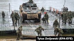 Militari polonezi și cehi la un exercițiu militar pe Vistula