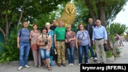 Олег Зубков с общественными активистами Крыма в парке львов "Тайган" 