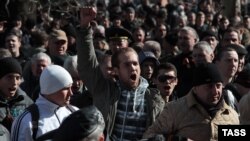 Участники пророссийского митинга в Симферополе