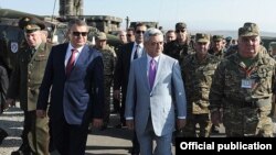 Армения - Министр обороны России Анатолий Сердюков (слева) и президент Армении Серж Саргсян (в центре) во время военных учений ОДКБ на полигоне «Маршал Баграмян», 19 сентября 2012 г. 