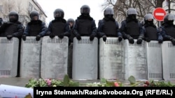 Membri ai trupelor speciale de asalt „Berkut” pe poziții la Kiev în decembrie 2013