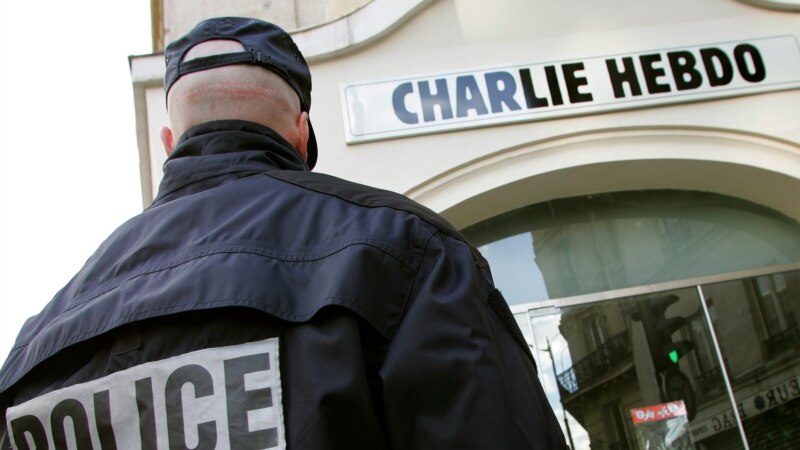 Procurorii francezi cer pedepse grele pentru presupușii complici la atacul asupra Charlie Hebdo, din 2015