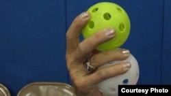 Два мяча запросто умещаются в женской руке