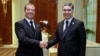 Премьер-министр России Дмитрий Медведев (слева) и президент Туркменистана Гурбангулы Бердымухамедов.