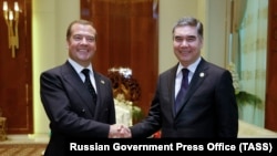 Turkmen President Gurbanguly Berdymukhammedov (right) meets with Russian Prime Minister Dmitry Medvedev in Turkmenbashi on August 12. 