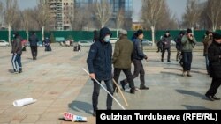 Мужчины в масках, напавшие на участниц марша против насилия. Бишкек, 8 марта 2020 г.