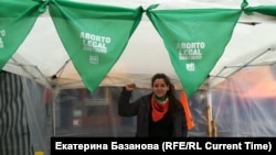 Activist pentru drepturile femeilor la un miting pentru legalizare avortului în Argentina