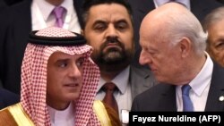 Глава МИД Саудовской Аравии Адель аль-Джубейр (слева) и спецпредставитель ООН по Сирии Стаффан де Мистура в Эр-Рияде.