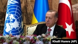 Президент Турции Реджеп Тайип Эрдоган во время церемонии подписания соглашения поддержанного ООН, о разблокировании экспорта зерна из Украины