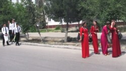 Türkmen talyp gyzlary gyşda ‘pagtaly gyzyl don geýmeli’