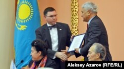Генеральный консул США Марк Муди (слева) вручает директору архива президента Казахстана Борису Джапарову копию письма президента Буша от 26 декабря 1991 года о признании независимости Казахстана. Алматы, 8 декабря 2016 года.