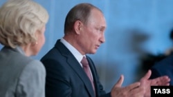 Владимир Путин выступает перед губернаторами