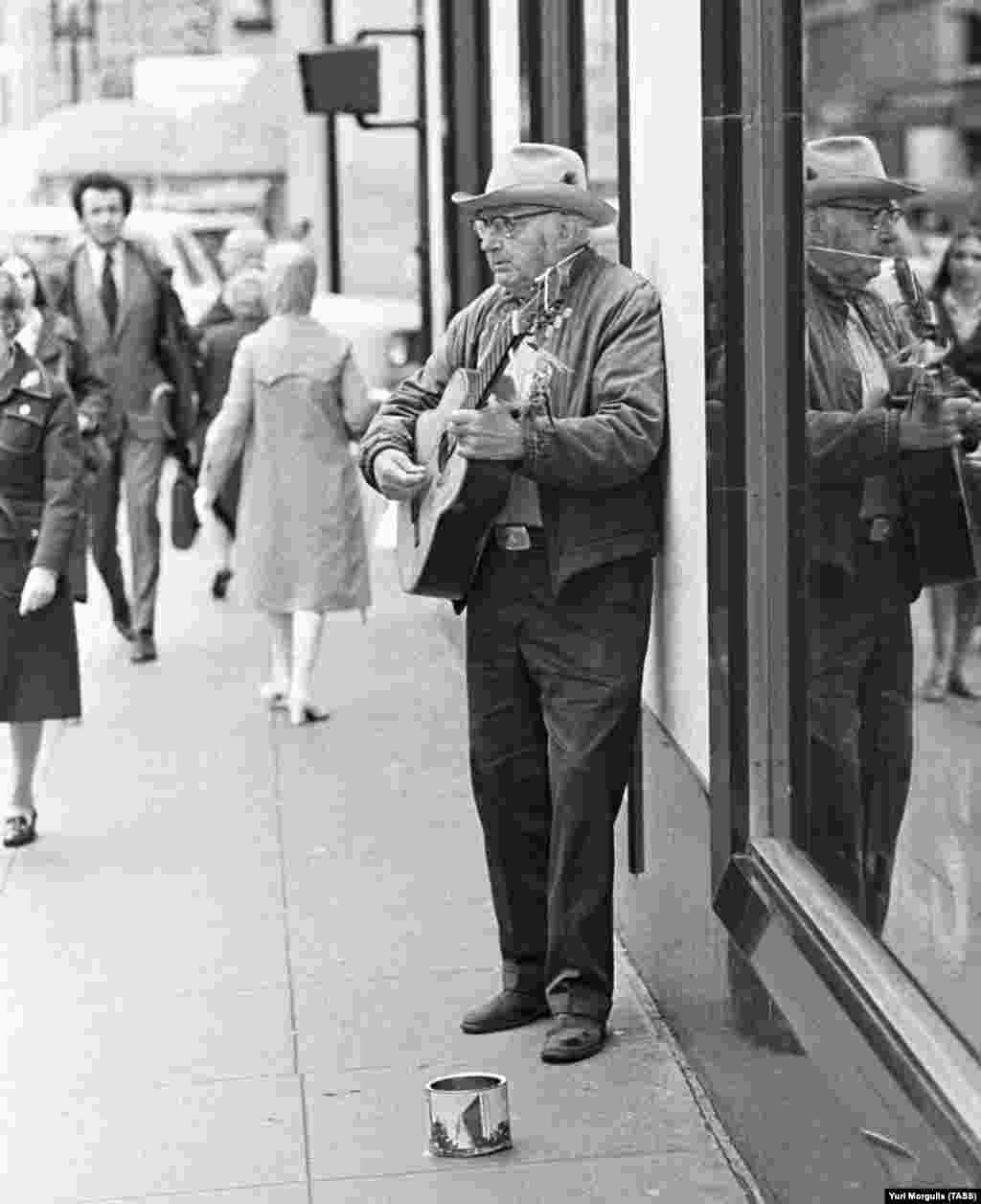 This busker in San Francisco caught the eye of a TASS photographer in 1975.
