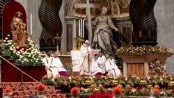 Papa je pozvao svet da dopusti da božićno svetlo otkloni mrak u ljudskim srcima i obećao da će crkva početi da se menja